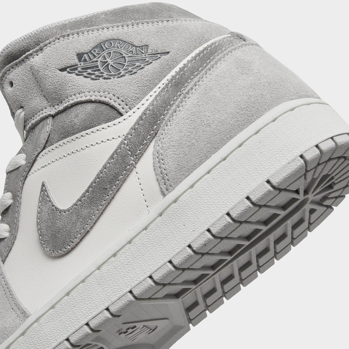 Men's Air Jordan Retro 1 Mid SE Casual Shoes - Neutral Grey/Sail/Smoke Grey - view 3