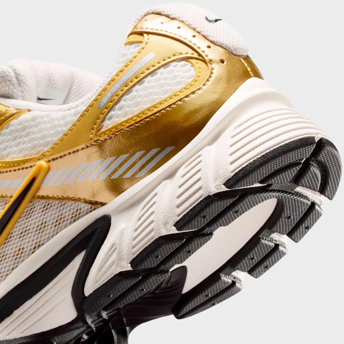 Men's Nike V5 RNR Casual Shoes - Sail/Buff Gold/Saturn Gold/Black - view 3