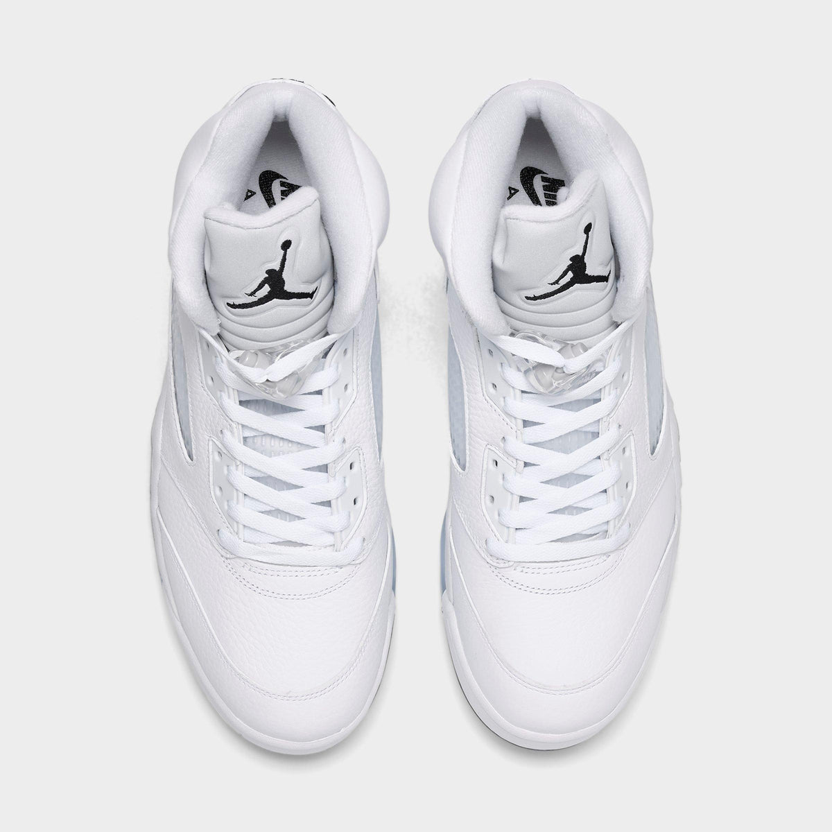 Men's Air Jordan Retro 5 Basketball Shoes - White/Metallic Silver/Black - view 5