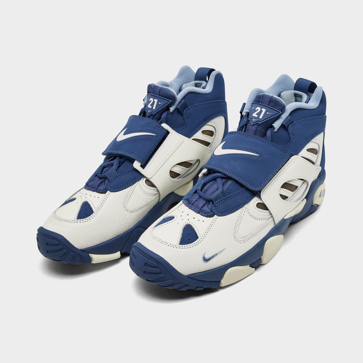 Men's Nike Air Diamond Turf 2 Casual Shoes - Sail/Mystic Navy/Blue Grey/Metallic Gold - view 2