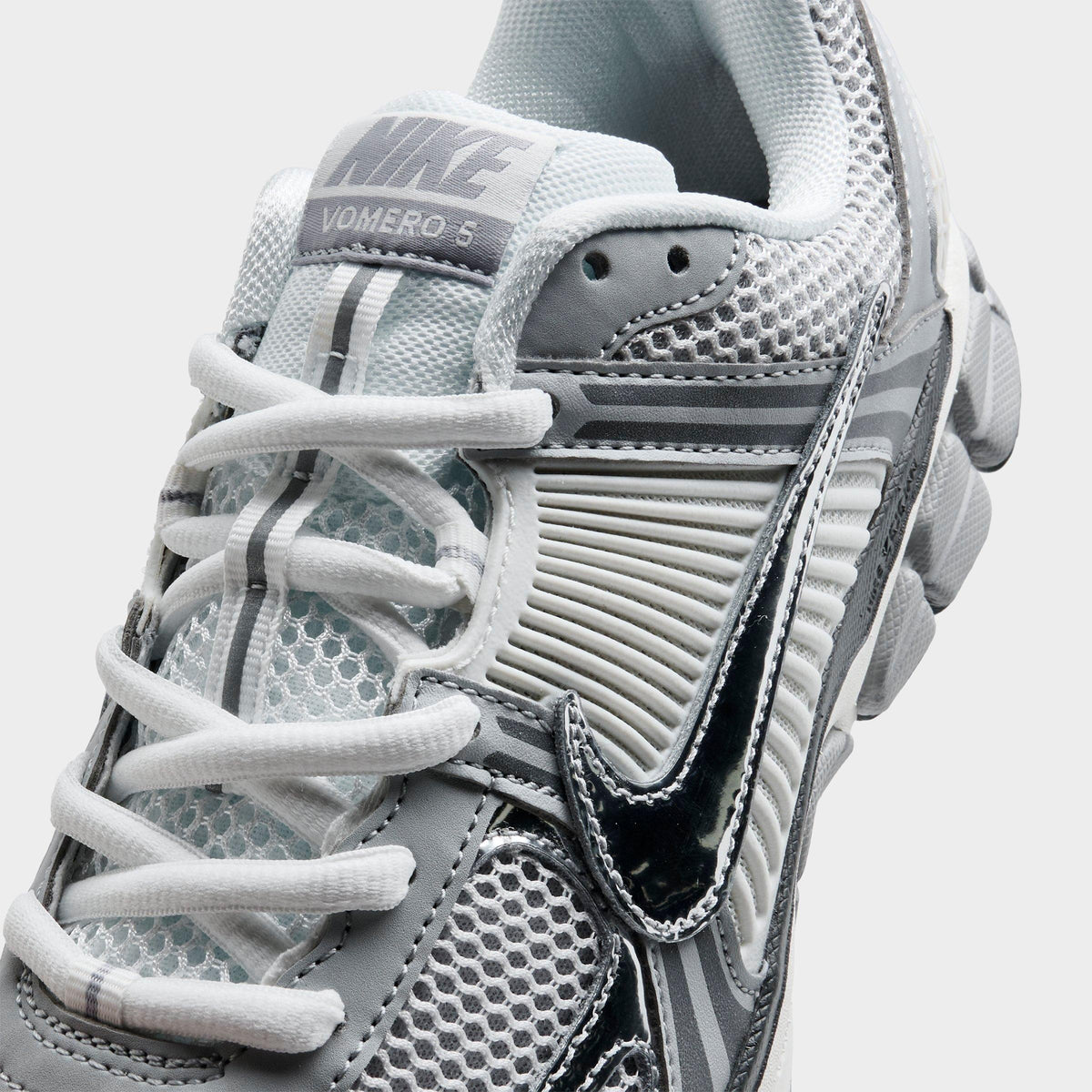 Men's Nike Zoom Vomero 5 Casual Shoes - Summit White/Light Smoke Grey/Smoke Grey/Metallic Silver - view 3