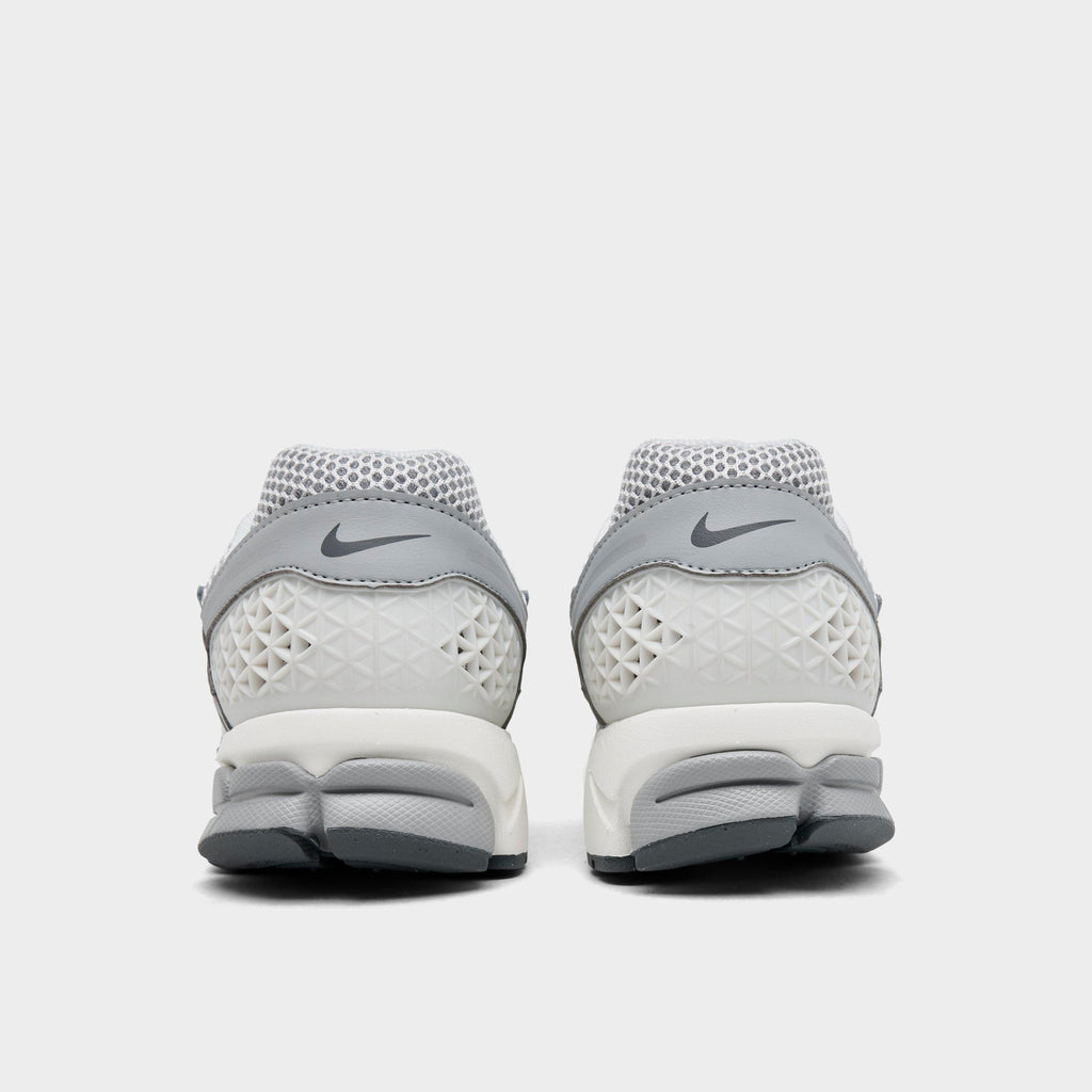 Men's Nike Zoom Vomero 5 Casual Shoes - Summit White/Light Smoke Grey/Smoke Grey/Metallic Silver - view 4