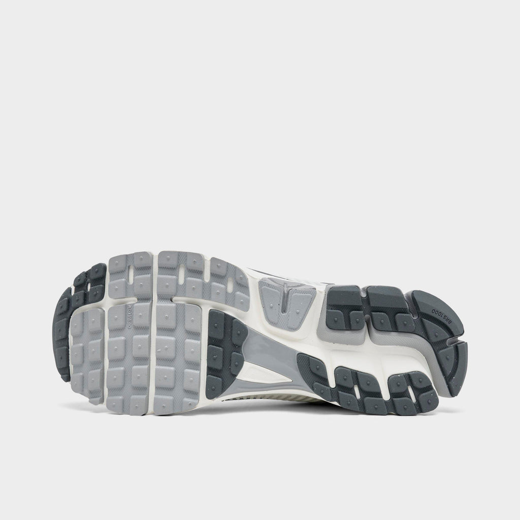 Men's Nike Zoom Vomero 5 Casual Shoes - Summit White/Light Smoke Grey/Smoke Grey/Metallic Silver - view 6