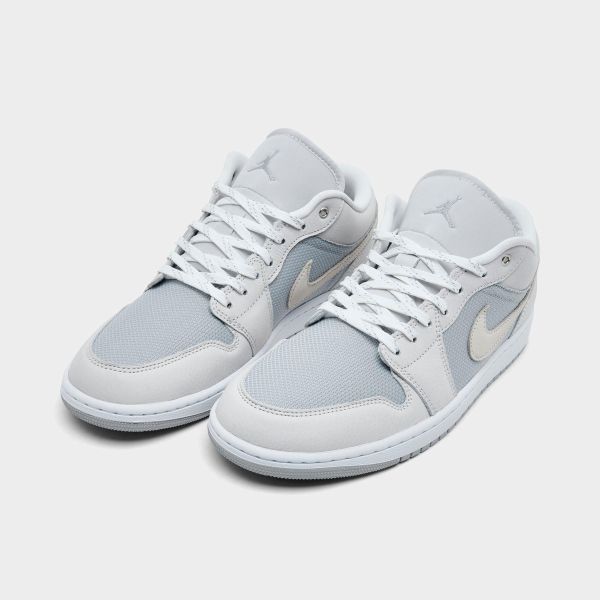 Men's Air Jordan Retro 1 Low SE Casual Shoes - Off White/Soft Pearl/Light Smoke Grey - view 2