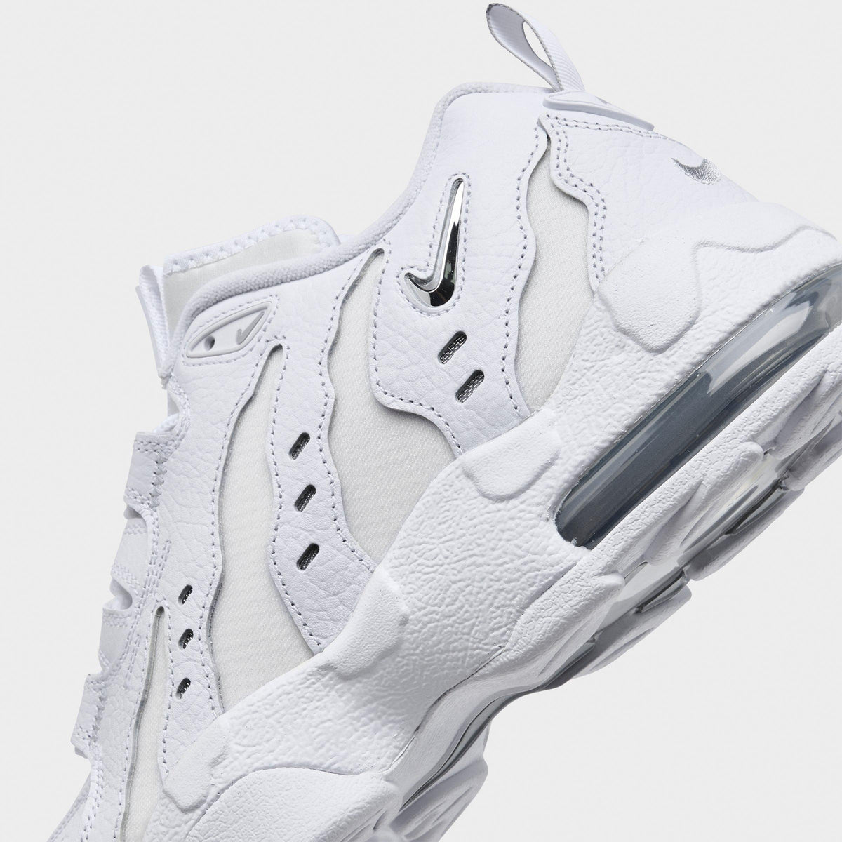 Men's Nike Air DT Max '96 Low Casual Shoes - White/Metallic Silver/White/Light Smoke Grey - view 3